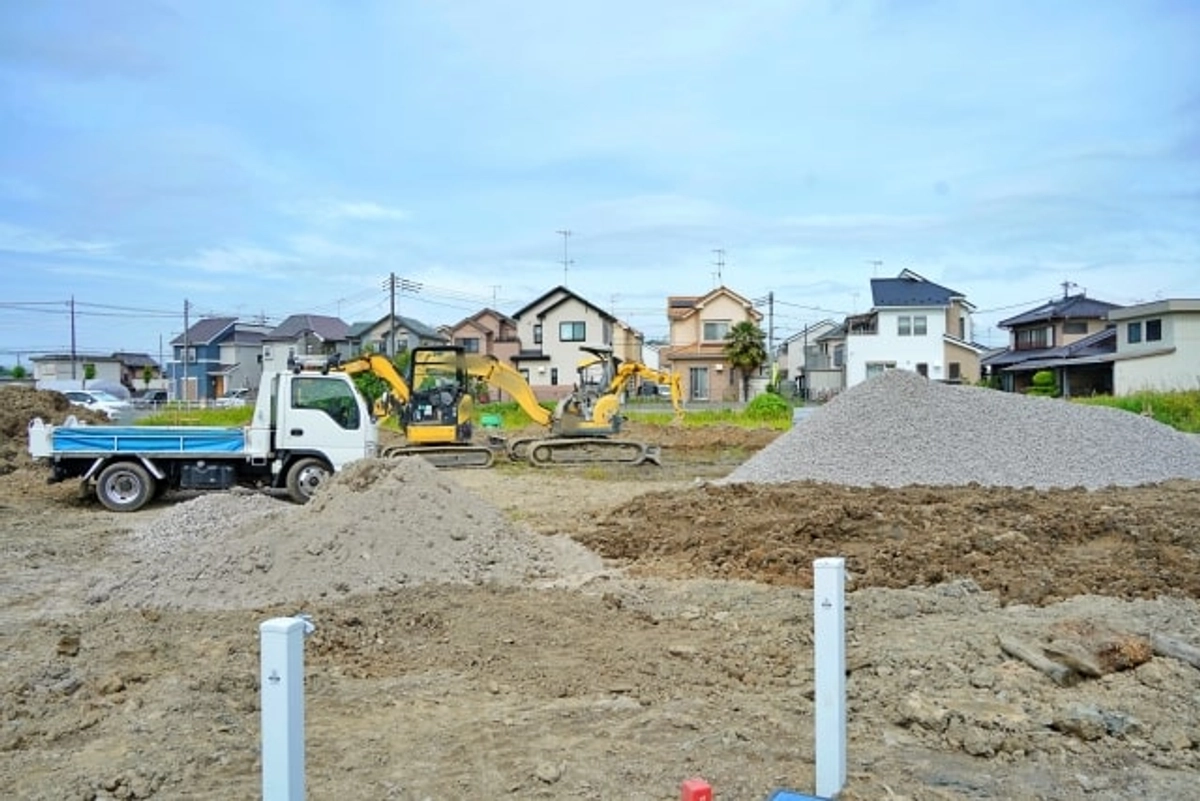 更地から基礎工事中の分譲住宅の現場