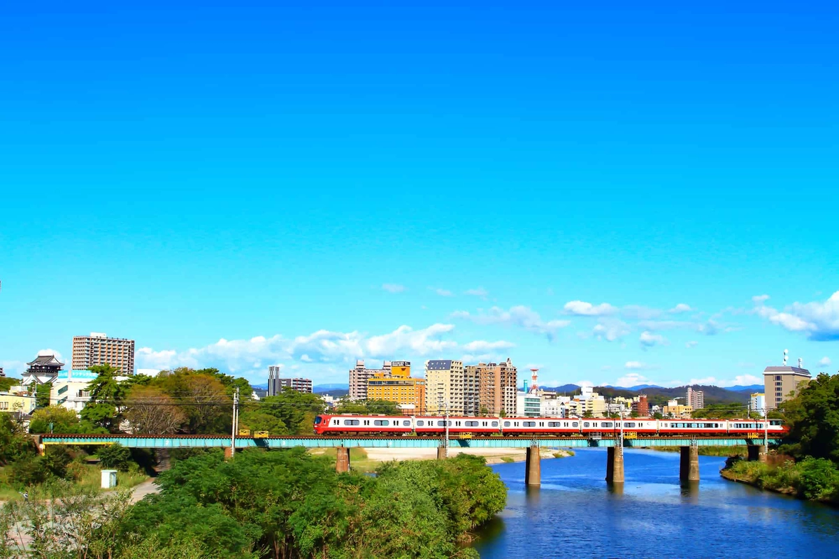 岡崎市の町並みと名鉄電車の風景