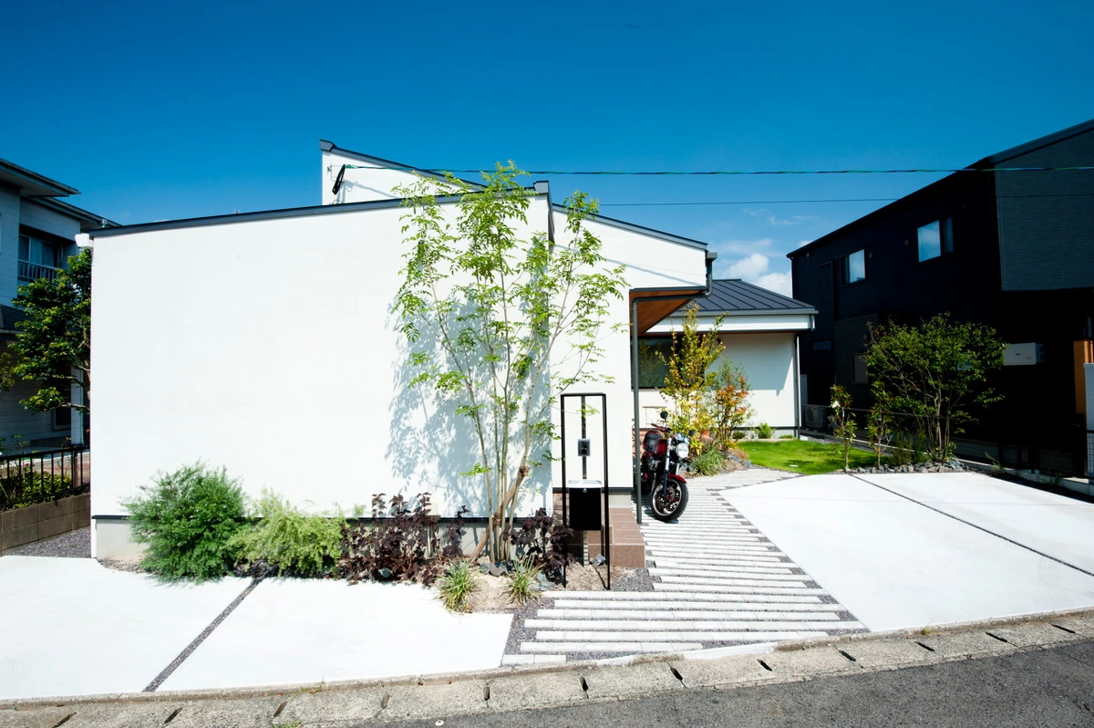 植栽が美しい白い外壁の平屋