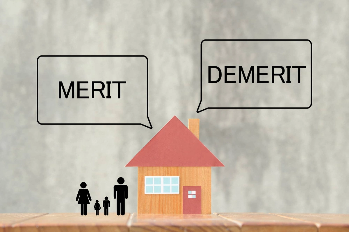 住宅のメリットとデメリット(背景がコンクリ)