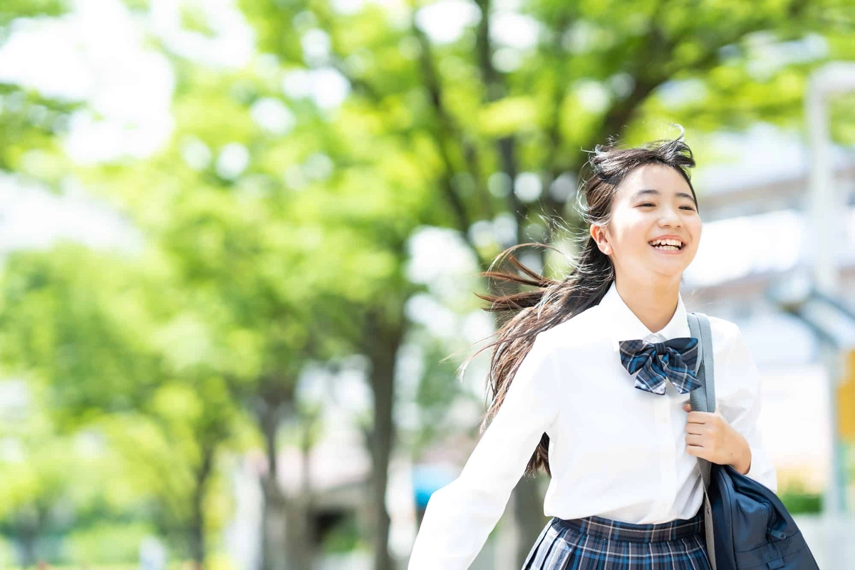 笑顔で走る女子中学生