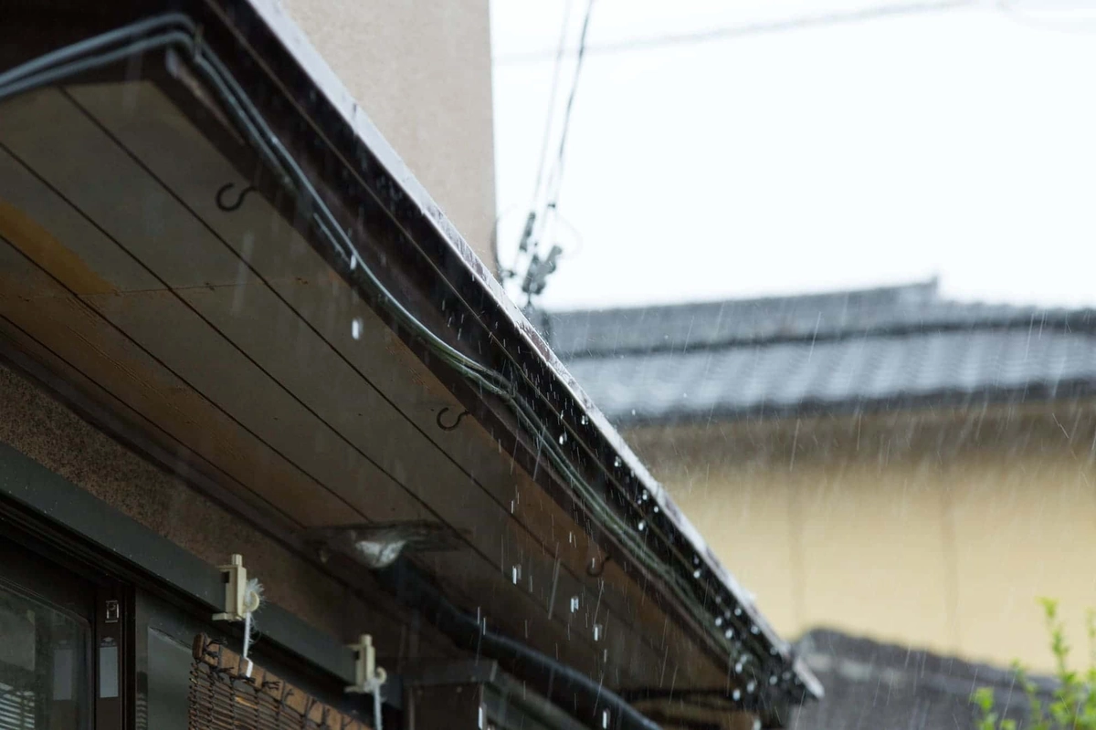 大雨が降る軒先