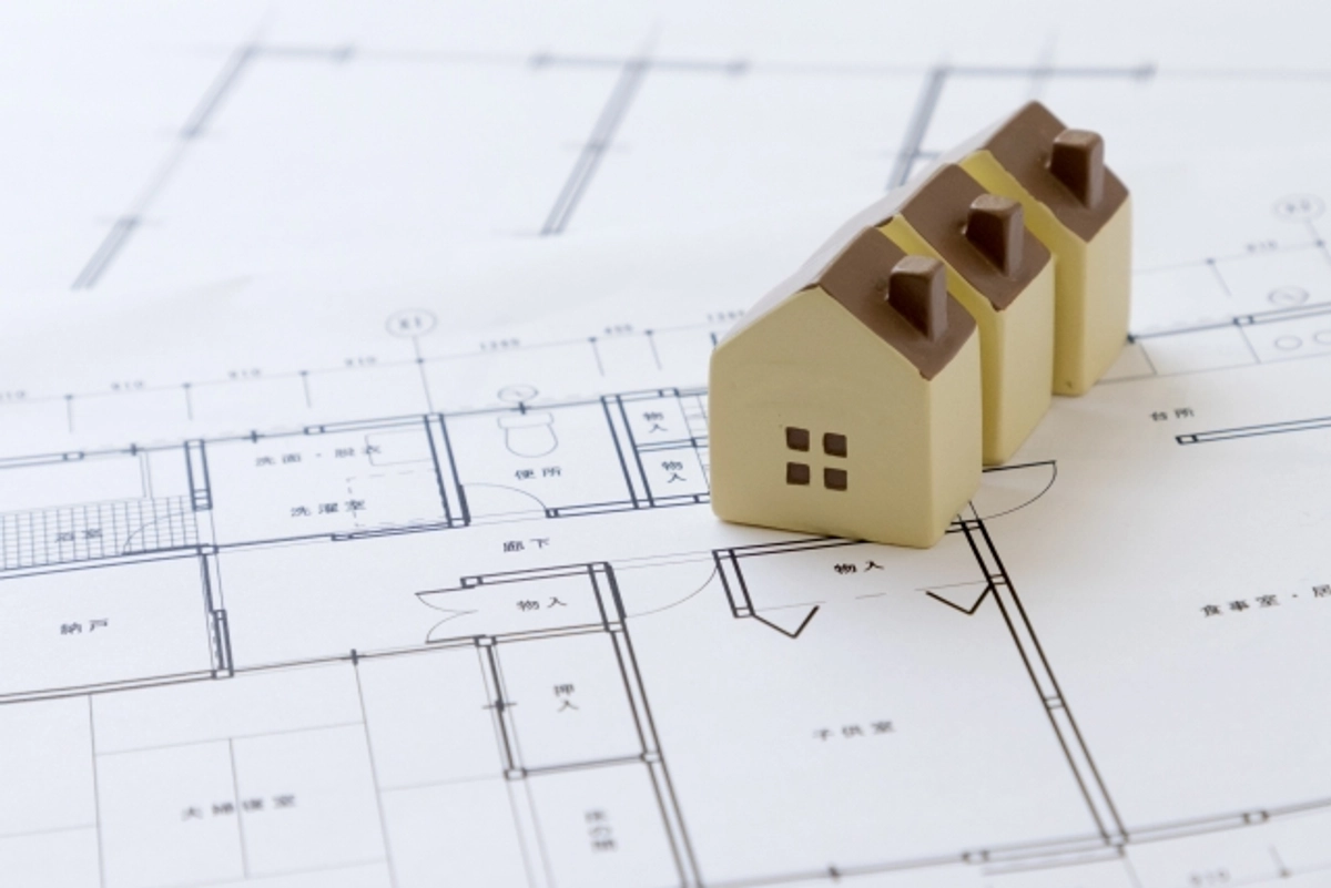間取り図の上に3つ並んだ家の積み木