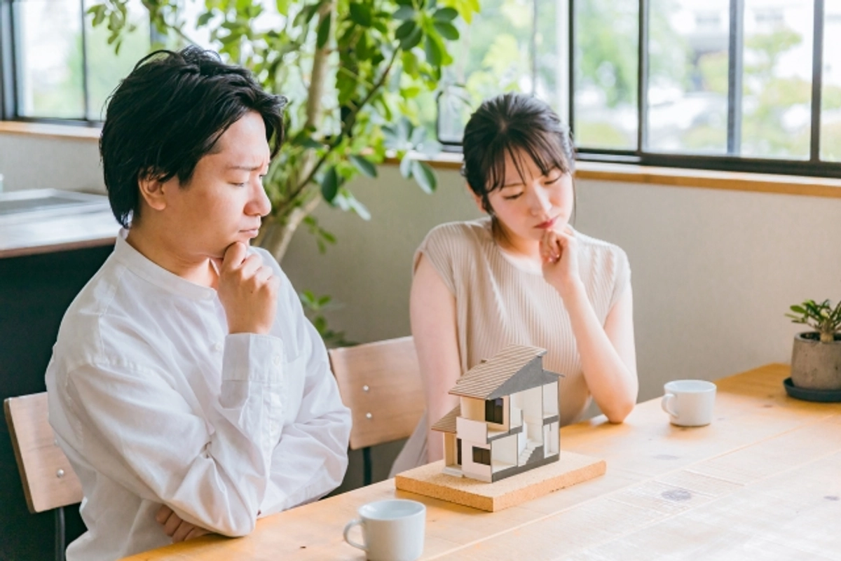 住宅模型を見ながら悩む夫婦